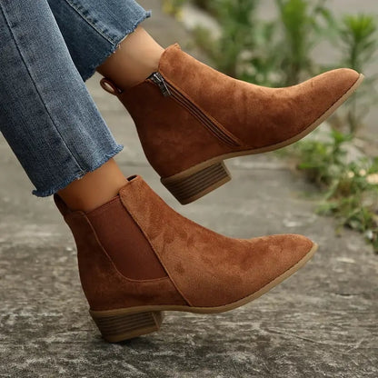 Chelsea Boots in Braun an den Füßen 1