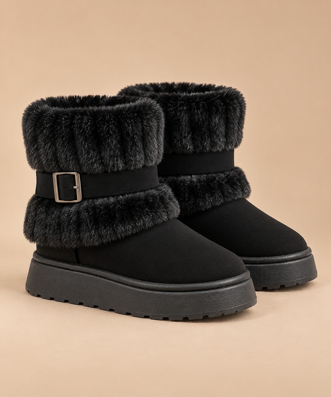Schwarze Schneestiefel mit Kunstfellrand 9