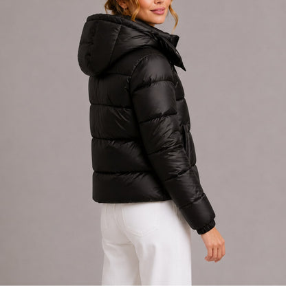 Schwarze Steppjacke Rueckansicht getragen 5