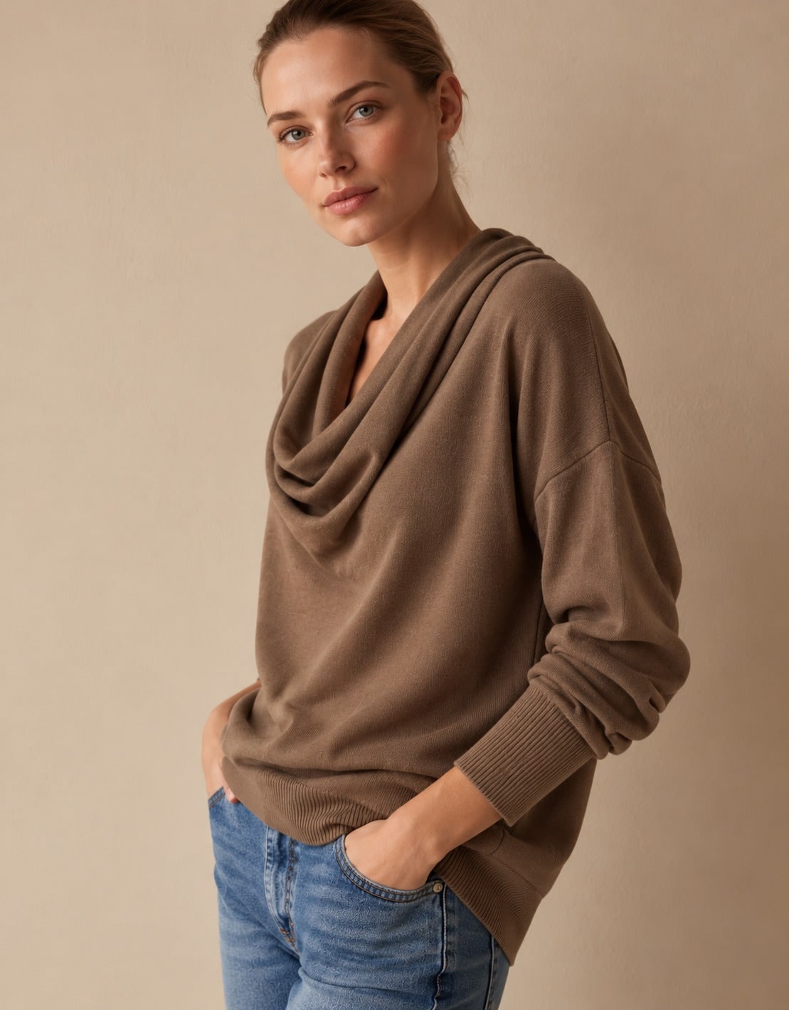 Frau im braunen Strickpullover mit Wasserfallkragen 1