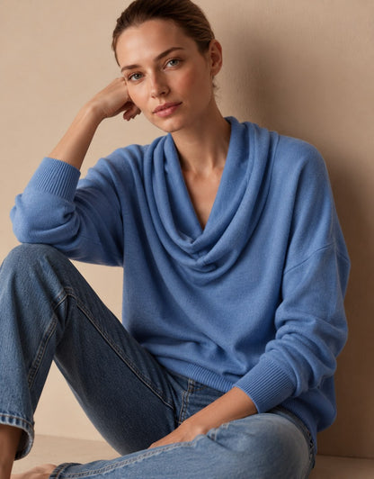 Blauer Strickpullover mit Wasserfallkragen 4
