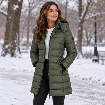 Grüne Steppjacke im verschneiten Park 5