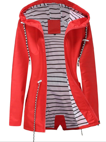 Rote Regenjacke liegend mit Kordelzug
